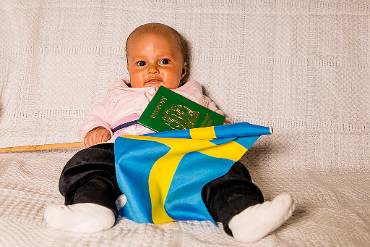 Zavannah Zavannah firar Sveriges nationaldag för första gången samt att hon i dag fick sitt Tanzaniska pass