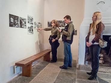 Besökande... Fotoutställning Skövde Fotoklubb 