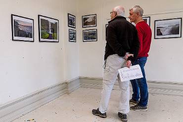 Beskådande Fotoutställning Rosa Huset