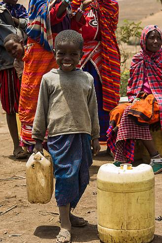 Massajpojke vid vattenhål Tanzania